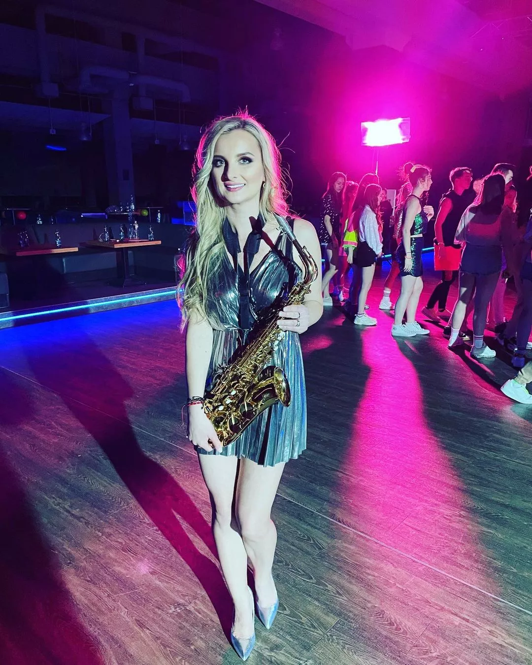 Popularna gwiazda disco polo - Dorota MIG olśniewa w zjawiskowej stylizacji. Nogi zdominowały kadr! Wiemy, skąd pochodzi zdjęcie! 